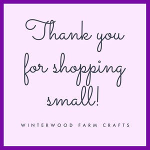 Puede incluir: Fondo morado con texto blanco que dice "&iexcl;Gracias por comprar en peque&ntilde;o!" y el texto "WINTERWOOD FARM CRAFTS" en el centro inferior.