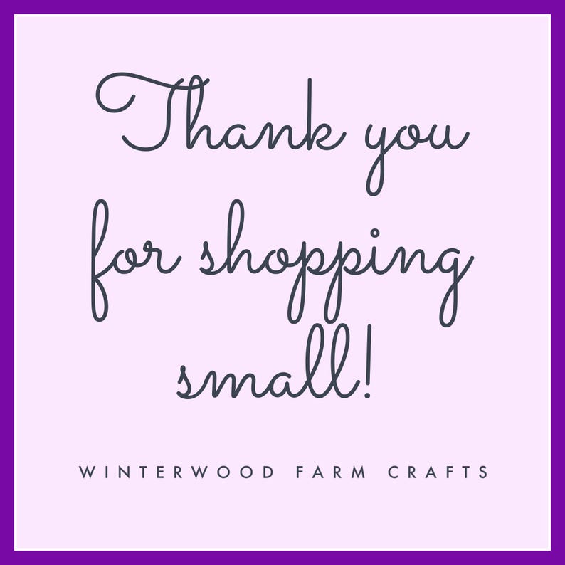 Puede incluir: Fondo morado con texto blanco que dice "&iexcl;Gracias por comprar en peque&ntilde;o!" y el texto "WINTERWOOD FARM CRAFTS" en el centro inferior.