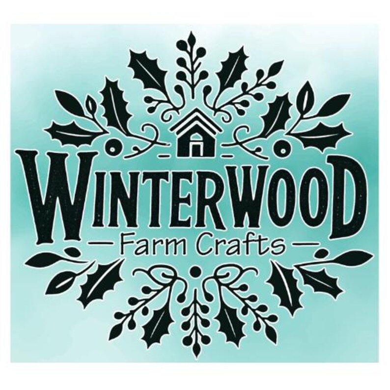Op de afbeelding: Een turquoise achtergrond met een zwart cirkelvormig ontwerp met de tekst "WINTERWOOD Farm Crafts". Het ontwerp bevat hulstbladeren, bessen en een kleine huisillustratie, wat een rustieke, ambachtelijke uitstraling cre&euml;ert.
