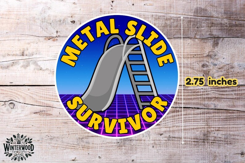 Puede incluir: Una pegatina redonda con fondo azul y una imagen de estilo retro de un tobog&aacute;n y una escalera met&aacute;licos. El texto "METAL SLIDE SURVIVOR" es amarillo. La pegatina mide 7 cm de di&aacute;metro.