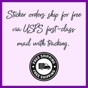 Op de afbeelding: Afbeelding met tekst: "Stickerbestellingen worden gratis verzonden via USPS first-class mail met tracking." Een zwart-witte cirkelvormige afbeelding leest "GRATIS VERZENDING" rond een vrachtwagenpictogram.