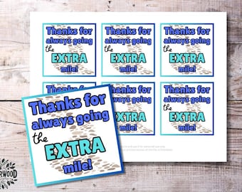 Puede incluir: Etiquetas de regalo imprimibles con un diseño azul y marrón. Las etiquetas muestran el texto "¡Gracias por siempre hacer la milla extra!" con un diseño de huella.