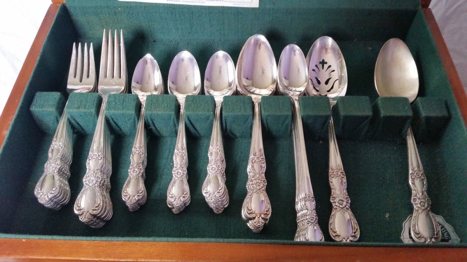 Vintage 1847 Rogers Bros HERITAGE Silverware With Wood Chest Service