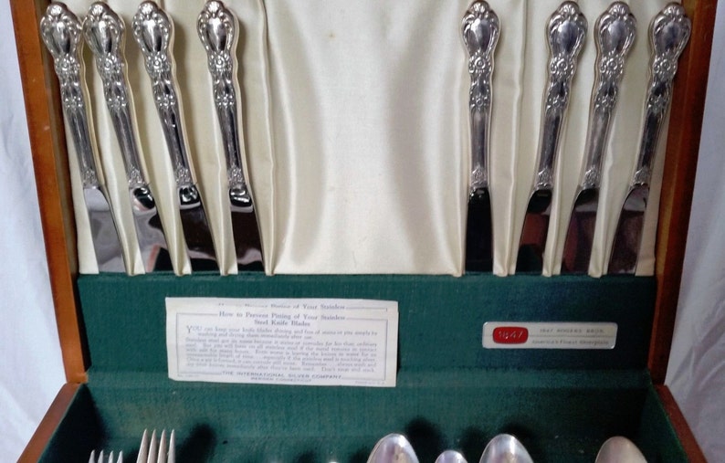 Vintage 1847 Rogers Bros HERITAGE Silverware With Wood Chest Service