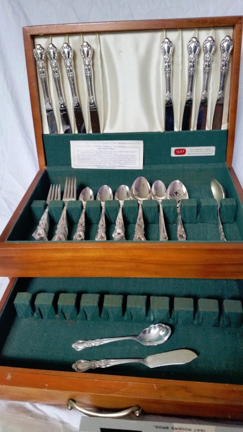 Vintage 1847 Rogers Bros HERITAGE Silverware With Wood Chest Service for 8 68 Pieces With Extras