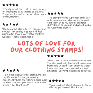 Pu&ograve; includere: Cinque stelle per un set di timbri per abbigliamento. Le recensioni evidenziano la facilit&agrave; d'uso, la spedizione rapida e il fatto che l'inchiostro non sbava. Il testo "Lots of Love for Our Clothing Stamps!" &egrave; visualizzato in lettere rosse.