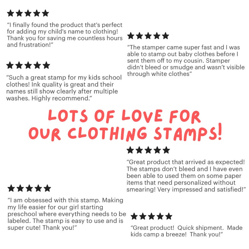 Pu&ograve; includere: Cinque stelle per un set di timbri per abbigliamento. Le recensioni evidenziano la facilit&agrave; d'uso, la spedizione rapida e il fatto che l'inchiostro non sbava. Il testo "Lots of Love for Our Clothing Stamps!" &egrave; visualizzato in lettere rosse.