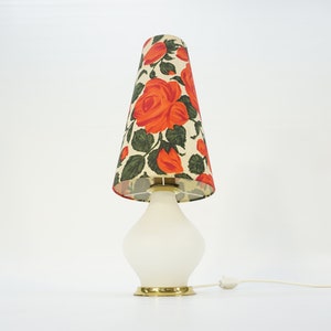 Lampe de table vintage en verre opalin : abat-jour en tissu floral scandinave
