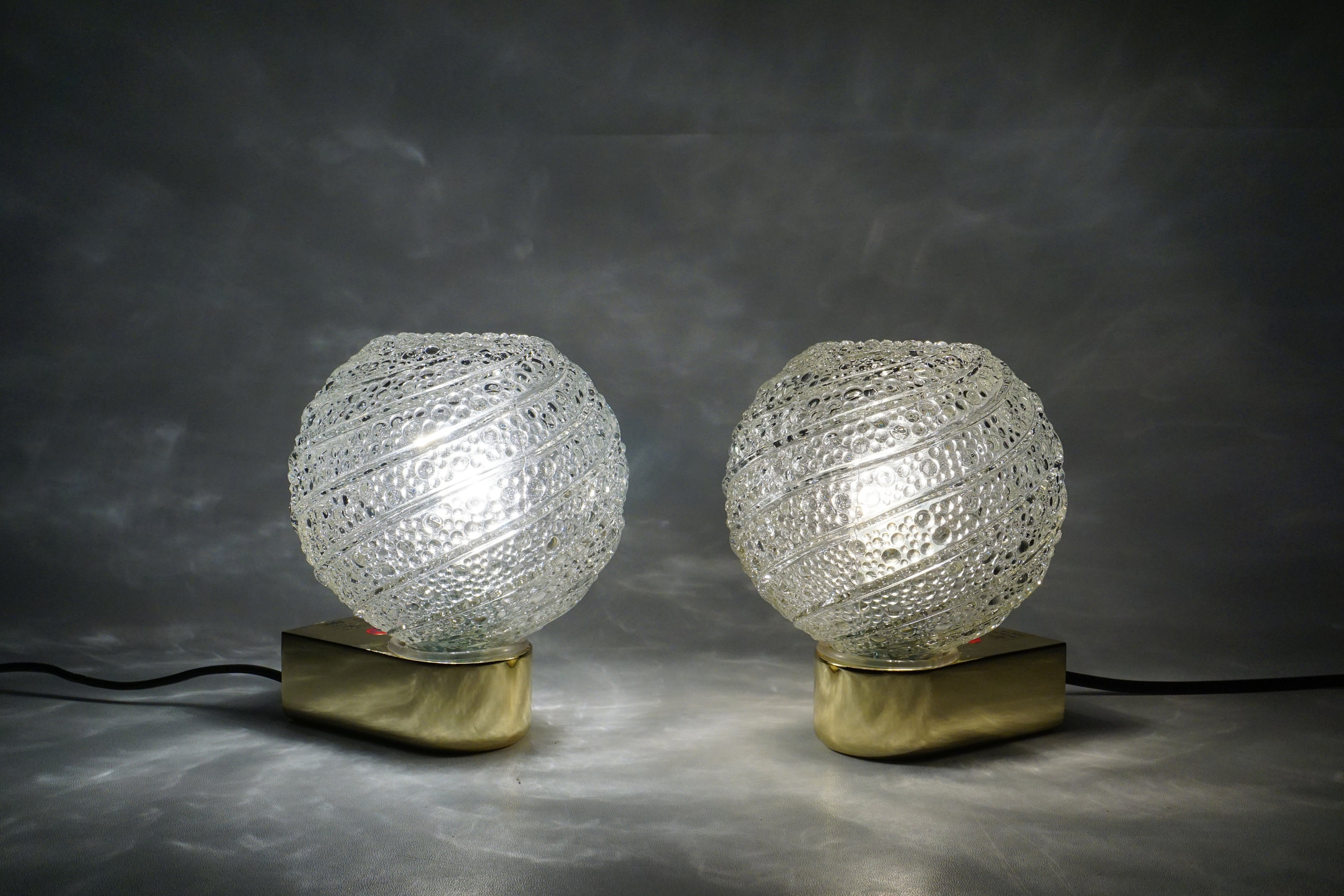 Lot De 2 Appliques Murales Vintage Art Déco - Laiton Et Globe En Verre - Industrielles