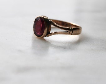 Vintage gold ring with purple paste stone