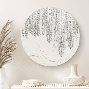 Abstract textured round painting on canvas.
Mysterious, bright and relaxing like the moon in the sky. In this artwork there are two different textures modeled with the spatula.