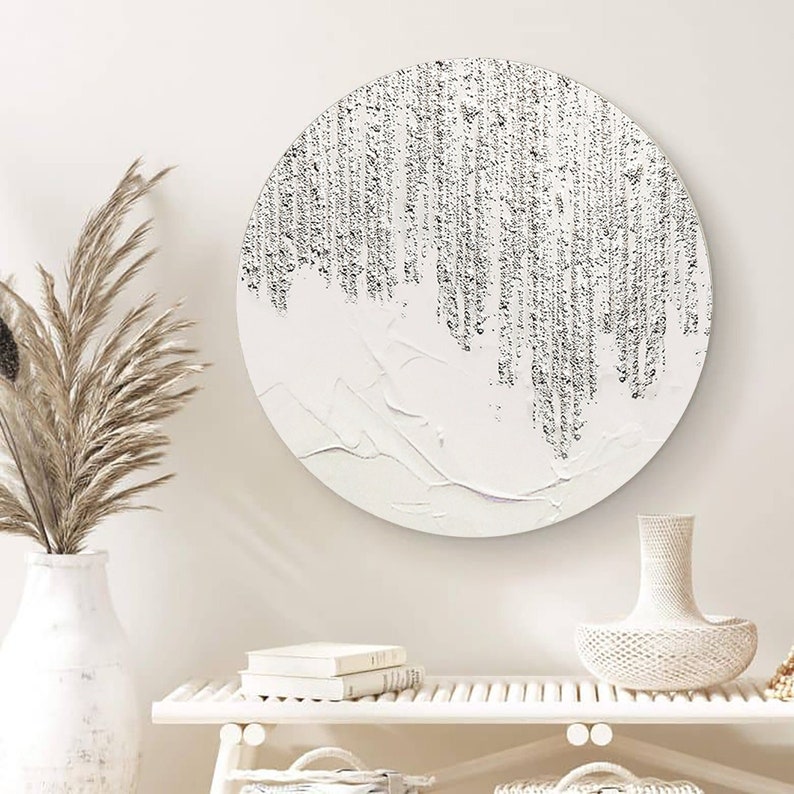 Abstract textured round painting on canvas.
Mysterious, bright and relaxing like the moon in the sky. In this artwork there are two different textures modeled with the spatula.