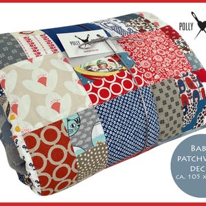 Könnte beinhalten: Eine Patchwork-Babydecke mit bunten Stoffquadraten. Die Decke hat Blumen-, geometrische und gemusterte Designs in Rot, Blau, Grau und Creme. Die Decke misst ca. 105 x 85 cm.