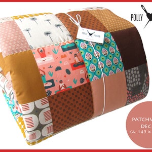 Op de afbeelding: Een patchworkdeken met een verscheidenheid aan kleurrijke patronen, waaronder bloemen, geometrische en abstracte ontwerpen. De deken is gemaakt van vierkanten en rechthoeken in verschillende maten en kleuren. De deken is ongeveer 145 cm bij 190 cm groot. De tekst "PATCHWORK DECKE CA. 145 x 190 CM" staat in de rechterbenedenhoek van de afbeelding.