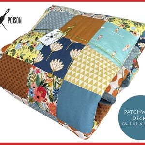 Könnte beinhalten: Eine gefaltete Patchworkdecke aus Stoffquadraten mit Blumen-, geometrischen und illustrierten Mustern in Blau-, Gelb-, Orange- und Brauntönen. Ein Etikett mit der Aufschrift POLLY POISON ist befestigt, die Maße betragen 145 x 190 cm.