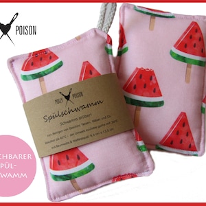 Op de afbeelding: Twee roze en witte vaatdoeken met een watermeloenprint. De vaatdoeken zijn gemaakt van katoen en wafelpiqué. De tekst op het etiket luidt "POLLY POISON Spülschwamm Schwamm drüber! zum Reinigen von Geschirr, Tassen, Gläser und Co Waschbar bis 60°C - der Umwelt zuvliebe gerne mit 30°C aus Baumwolle & Waffelpiqué/9,5 cm x 13,5 cm"