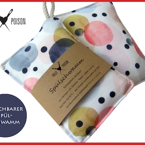 Könnte beinhalten: Zwei weiße Baumwoll-Spültücher mit einem Aquarellmuster aus Kreisen in Rosa-, Blau- und Gelbtönen. Die Spültücher sind bis 60°C maschinenwaschbar und messen 9,5 cm x 13,5 cm. Der Text "POLLY POISON Spülschwamm Schwamm drüber!" ist auf einem braunen Etikett aufgedruckt.