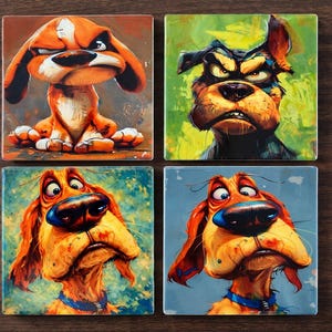 Op de afbeelding: Set van vier vierkante keramische onderzetters met cartoonhondenportretten met verschillende uitdrukkingen. De honden zijn afgebeeld in tinten oranje, bruin en blauw, met overdreven kenmerken. Elke onderzetter heeft een ander hondenportret.