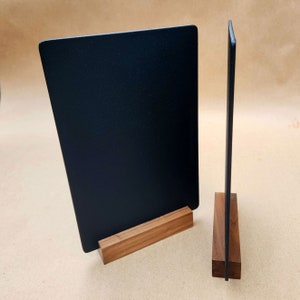 Puede incluir: Dos letreros negros de pizarra con soportes de madera. Los letreros est&aacute;n en blanco y listos para escribir.
