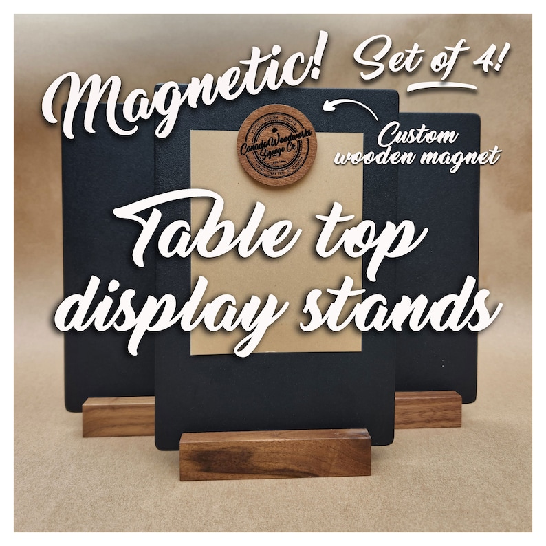 Puede incluir: Conjunto de cuatro soportes de exhibici&oacute;n de mesa de pizarra negra con bases de madera. Los soportes son magn&eacute;ticos e incluyen un im&aacute;n de madera personalizado con el texto "Canada Woodworks Supply Co."