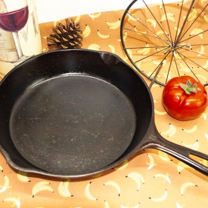 Flat Bottom Unmarked Vintage Wagner Cast Iron Skillet Number Three 194 –  Shop Cool Vintage Decor