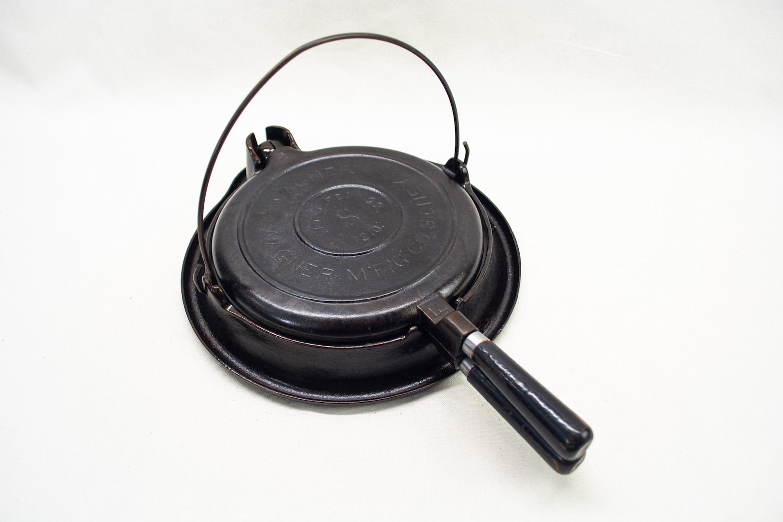 NICE Wagner No. 8, Cast Iron Waffle Maker, Low Base, Vintage Waffle