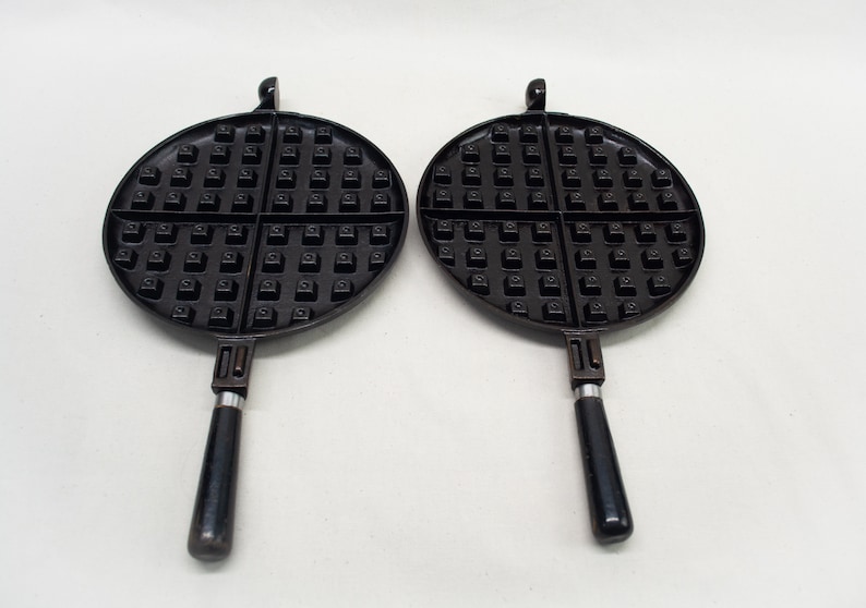 NICE Wagner No. 8, Cast Iron Waffle Maker, Low Base, Vintage Waffle Iron, Antique Cast Iron