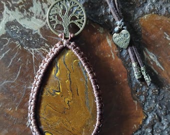 Collar de macramé con árbol de la vida de hierro y tigres grandes