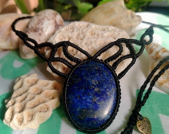 Collar de macramé con lapislázuli