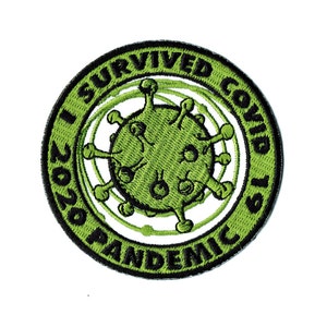 Puede incluir: Parche bordado verde y negro con el texto "I Survived 2020 Pandemic Covid 19". El parche presenta un virus verde estilizado con contornos negros.
