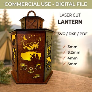 Könnte beinhalten: Eine digitale Datei für eine lasergeschnittene Holzlaterne mit einer Campingszene, bestehend aus Lagerfeuer, zwei Stühlen, See, Bergen und Mondsichel. Enthält Text: COMMERCIAL USE - DIGITAL FILE, LASER CUT LANTERN, SVG / DXF / PDF, 3mm, 3.2mm, 4mm, 5mm.