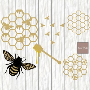 Könnte beinhalten: Ein Satz von drei Honigwaben-Designs mit Bienen und einem Honiglöffel mit tropfendem Honig. Der Hintergrund ist ein weißes Holzmaserungsmuster. Der Text "Print White" befindet sich in einem braunen Rechteck.