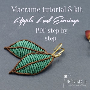 Puede incluir: Un par de pendientes de macramé con forma de hoja de manzana, de color verde y marrón, con ganchos de oro. Los pendientes están hechos a mano y vienen con un tutorial PDF y un kit. El texto "Apple Leaf Earrings" y "PDF step by step" es visible en la imagen.