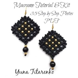 Könnte beinhalten: Ein Paar schwarze Makramee-Ohrringe mit goldfarbenen Perlen und einer schwarzen Perle unten. Die Ohrringe sind rautenförmig und haben ein detailliertes Webmuster. Der Text "Macrame Tutorial & Kit" und "35 Step by Step Photos PDF" ist enthalten.