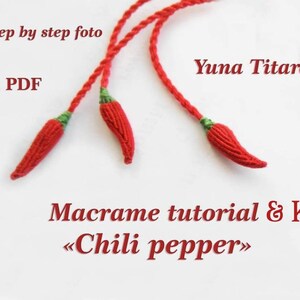 Peut inclure: Un piment rouge en macram&eacute; avec des extr&eacute;mit&eacute;s vertes. L'image comprend le texte "37 step by step foto in PDF", "Yuna Titarenko", "Macrame tutorial & Kit", et "&laquo;Chili pepper&raquo;".