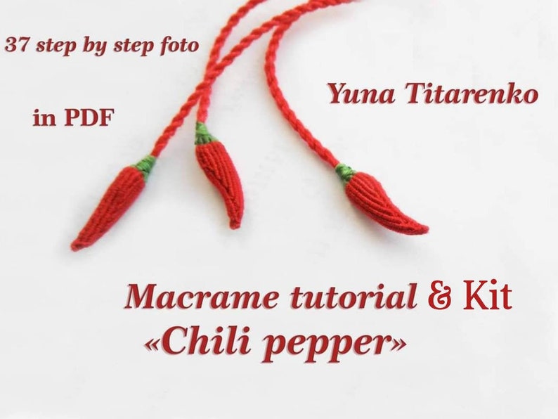 Peut inclure: Un piment rouge en macram&eacute; avec des extr&eacute;mit&eacute;s vertes. L'image comprend le texte "37 step by step foto in PDF", "Yuna Titarenko", "Macrame tutorial & Kit", et "&laquo;Chili pepper&raquo;".