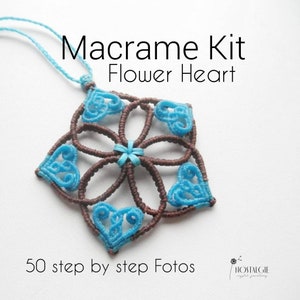 Könnte beinhalten: Ein Makramee-Set zum Herstellen eines Blumenherz-Anhängers. Das Set enthält braunes und blaues Garn sowie Anleitungen. Das fertige Stück ist eine blaue Blume mit einer Herzform in jedem Blütenblatt. Das Bild enthält den Text "Macrame Kit Flower Heart" und "50 step by step Fotos".