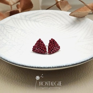 Boucles d'oreilles à tige en perles, boucles d'oreilles minimalistes en perles rouges, boucles d'oreilles à tige en perles de rocaille