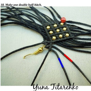 K&ouml;nnte beinhalten: Nahaufnahme eines Makramee-Projekts mit schwarzen Kordeln und goldfarbenen Perlen. Der Text "18. Make one double half-hitch" ist oben zu sehen, und der Name "Yuna Titarenko" steht unten.
