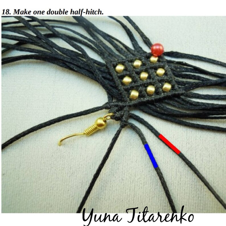 K&ouml;nnte beinhalten: Nahaufnahme eines Makramee-Projekts mit schwarzen Kordeln und goldfarbenen Perlen. Der Text "18. Make one double half-hitch" ist oben zu sehen, und der Name "Yuna Titarenko" steht unten.