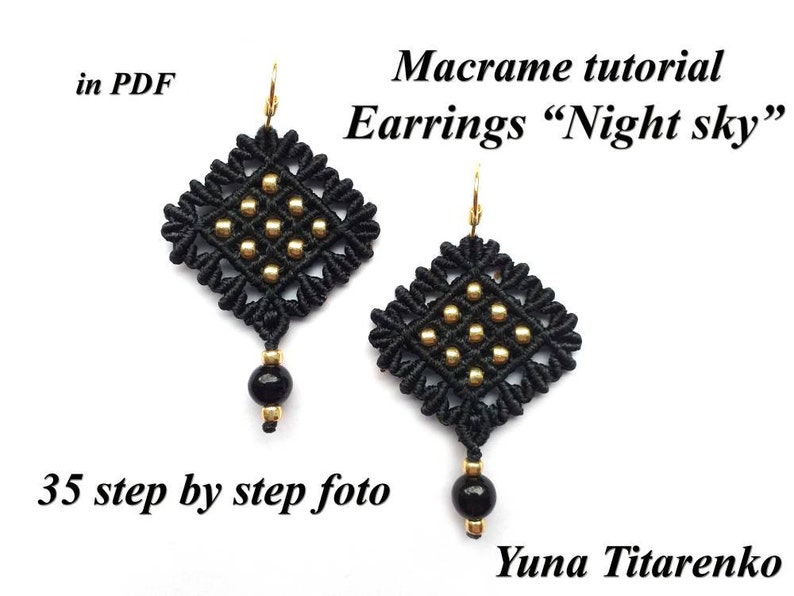 K&ouml;nnte beinhalten: Schwarze Makramee-Ohrringe mit goldfarbenen Perlen und einem schwarzen Perlenanh&auml;nger. Die Ohrringe sind rautenf&ouml;rmig mit einem gewebten Design. Der Text "Macrame tutorial Earrings Night sky" und "35 step by step foto" ist enthalten.