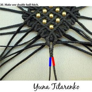 K&ouml;nnte beinhalten: Nahaufnahme eines Makramee-Knotenprojekts in Arbeit. Der schwarze Kordel wird mit goldenen Perlen geknotet. Der Text "30. Make one double half-hitch" steht oben. Der Name "Yuna Titarenko" steht unten.