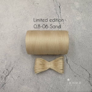Peut inclure: Une bobine de fil ciré beige avec l'inscription "Édition limitée 0,8-06 Sable".