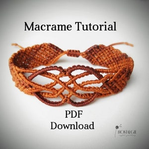 Peut inclure: Un bracelet en macramé brun et orange avec un motif géométrique. Le bracelet est fait de cordon et a un design de nœuds. L'image comprend le texte "Macrame Tutorial PDF Download".