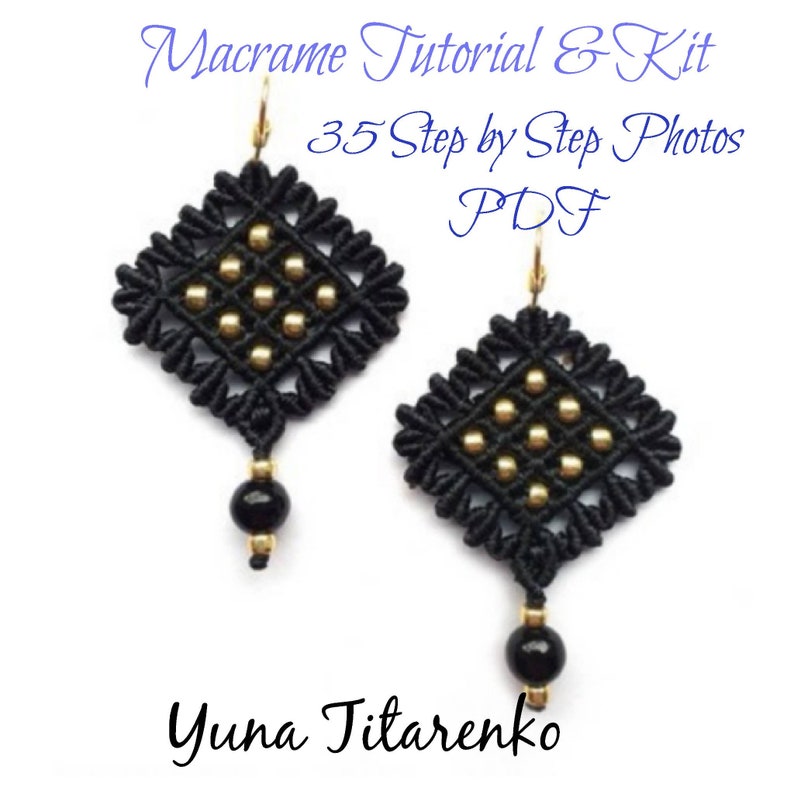 K&ouml;nnte beinhalten: Schwarze Makramee-Ohrringe mit goldfarbenen Perlen und einer schwarzen Perle am unteren Ende. Die Ohrringe haben eine rautenf&ouml;rmige Form und sind an goldfarbenen Haken befestigt. Der Text "Macrame Tutorial & Kit" und "35 Step by Step Photos PDF" ist enthalten.
