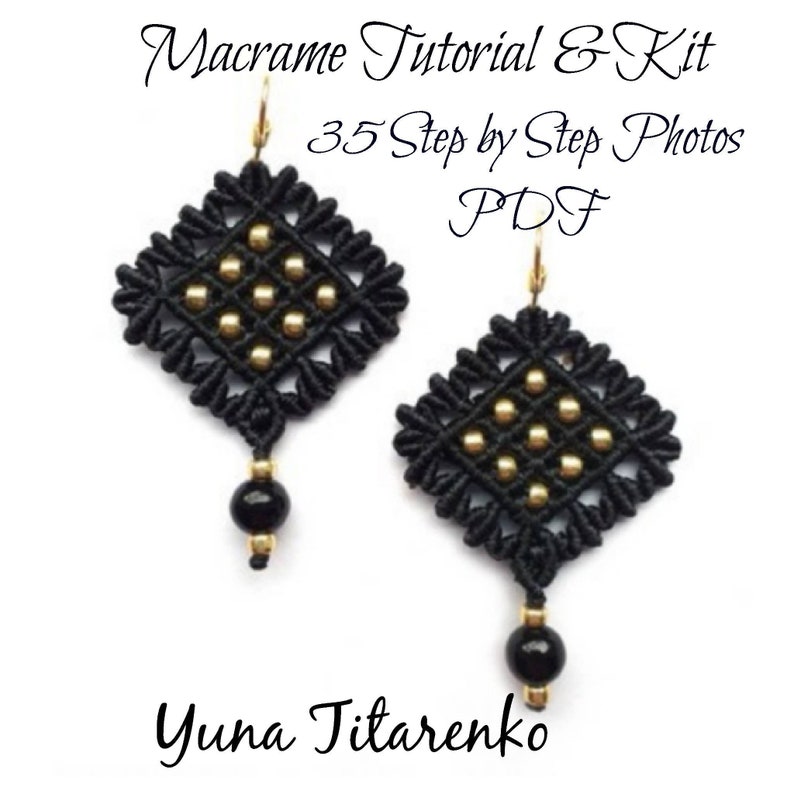 K&ouml;nnte beinhalten: Ein Paar schwarze Makramee-Ohrringe mit goldfarbenen Perlen und einer schwarzen Perle unten. Die Ohrringe sind rautenf&ouml;rmig und haben ein detailliertes Webmuster. Der Text "Macrame Tutorial & Kit" und "35 Step by Step Photos PDF" ist enthalten.