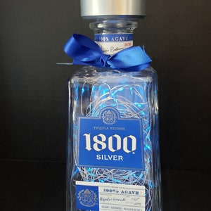 Um 1800 Tequila: Beleuchtete Flasche
