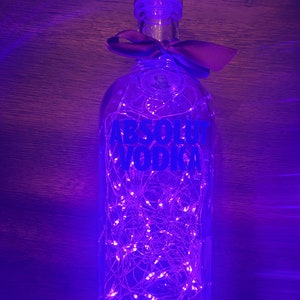 AbsoluteVodka Beleuchtete Spirituosenflasche.  LED-Batterie betriebene Lichter.