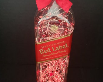 Johnnie Walker Red Likör Flasche.  LED-Batterie betriebene Lichter. Rote Ampel