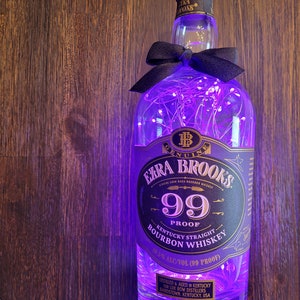EzraBrooksBourbon Whisky Flasche mit LED-Lichtern